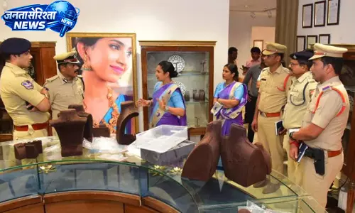 Karimnagar में दिनदहाड़े ज्वेलरी शॉप में डकैती, 1 किलो सोना लूटा, 4 लोग घायल Karimnagar में दिनदहाड़े ज्वेलरी शॉप में डकैती, 1 किलो सोना लूटा, 4 लोग घायल