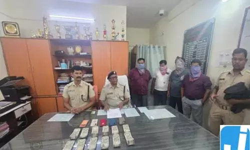 आईपीएल सट्टा रैकेट का भंडाफोड़, लाखों की रकम के साथ 5 गिरफ्तार आईपीएल सट्टा रैकेट का भंडाफोड़, लाखों की रकम के साथ 5 गिरफ्तार