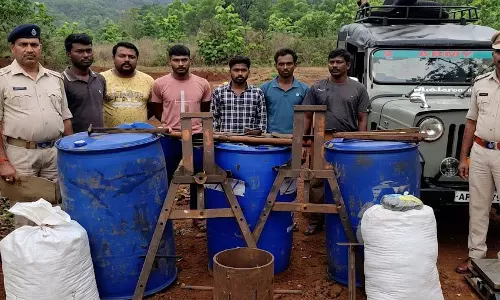 CG BREAKING : चलती-फिरती ड्रग फैक्ट्री का भंडाफोड़, 100 करोड़ का हशीश ऑयल जब्त CG BREAKING : चलती-फिरती ड्रग फैक्ट्री का भंडाफोड़, 100 करोड़ का हशीश ऑयल जब्त