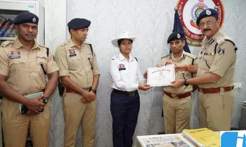 रायपुर: पुलिस कमिश्नर संजीव शुक्ला ने 40 पुलिसकर्मियों को किया सम्मानित रायपुर: पुलिस कमिश्नर संजीव शुक्ला ने 40 पुलिसकर्मियों को किया सम्मानित