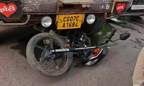 धमतरी में ट्रक ने बाइक सवार को रौंदा, मौके पर मौत धमतरी में ट्रक ने बाइक सवार को रौंदा, मौके पर मौत