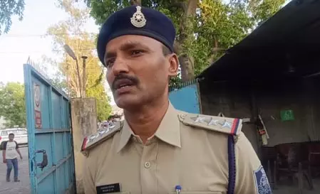 देवास के एक फैक्ट्री में आग फैलने से रोकने के लिए किए जा रहे हर संभव प्रयास: थाना प्रभारी देवास के एक फैक्ट्री में आग फैलने से रोकने के लिए किए जा रहे हर संभव प्रयास: थाना प्रभारी