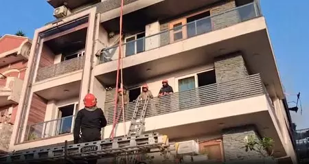 दिल्ली के विवेक विहार में बहुमंजिला इमारत में लगी आग, अब तक 9 लोगों की मौत दिल्ली के विवेक विहार में बहुमंजिला इमारत में लगी आग, अब तक 9 लोगों की मौत
