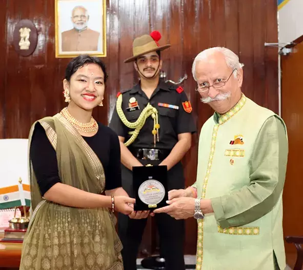 Arunachal: राज्यपाल ने मनामी मोयिर गामलिन को ‘लैंड ऑफ़ द राइजिंग सन’ मेडेलियन प्रदान किया Arunachal: राज्यपाल ने मनामी मोयिर गामलिन को ‘लैंड ऑफ़ द राइजिंग सन’ मेडेलियन प्रदान किया