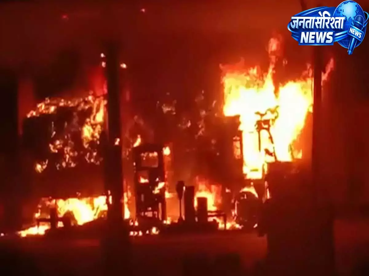 Kamareddy: पुराने बस स्टैंड पर आग, 12 दुकानें जलकर खाक Kamareddy: पुराने बस स्टैंड पर आग, 12 दुकानें जलकर खाक
