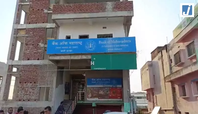 करोड़ों की बैंक डकैती में सरगना समेत तीन गिरफ्तार, सोना और नकदी बरामद करोड़ों की बैंक डकैती में सरगना समेत तीन गिरफ्तार, सोना और नकदी बरामद