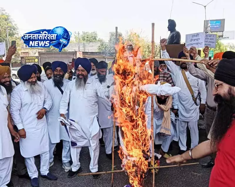 Amritsar: कांग्रेस नेता रंधावा का पुतला जलाया गया Amritsar: कांग्रेस नेता रंधावा का पुतला जलाया गया