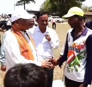गोद में उठाया, चश्मा पहनाया…भैंसामुड़ा में दिखा CM साय का आत्मीय रूप गोद में उठाया, चश्मा पहनाया…भैंसामुड़ा में दिखा CM साय का आत्मीय रूप