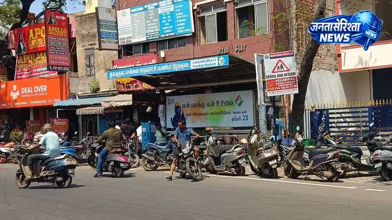Thiruvottiyur High Road: बस स्टॉप पर खड़ी गाड़ियों के कारण यातायात थम गया Thiruvottiyur High Road: बस स्टॉप पर खड़ी गाड़ियों के कारण यातायात थम गया