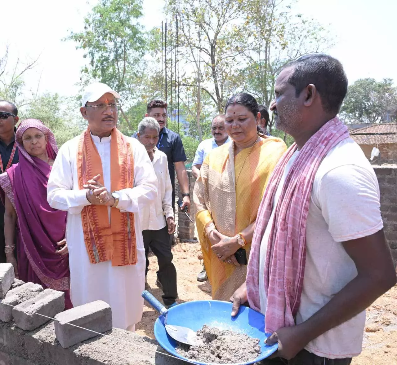 CM साय ने ईंट जोड़कर किया श्रमदान, भैंसामुड़ा में पीएम आवास निर्माण का किया औचक अवलोकन CM साय ने ईंट जोड़कर किया श्रमदान, भैंसामुड़ा में पीएम आवास निर्माण का किया औचक अवलोकन