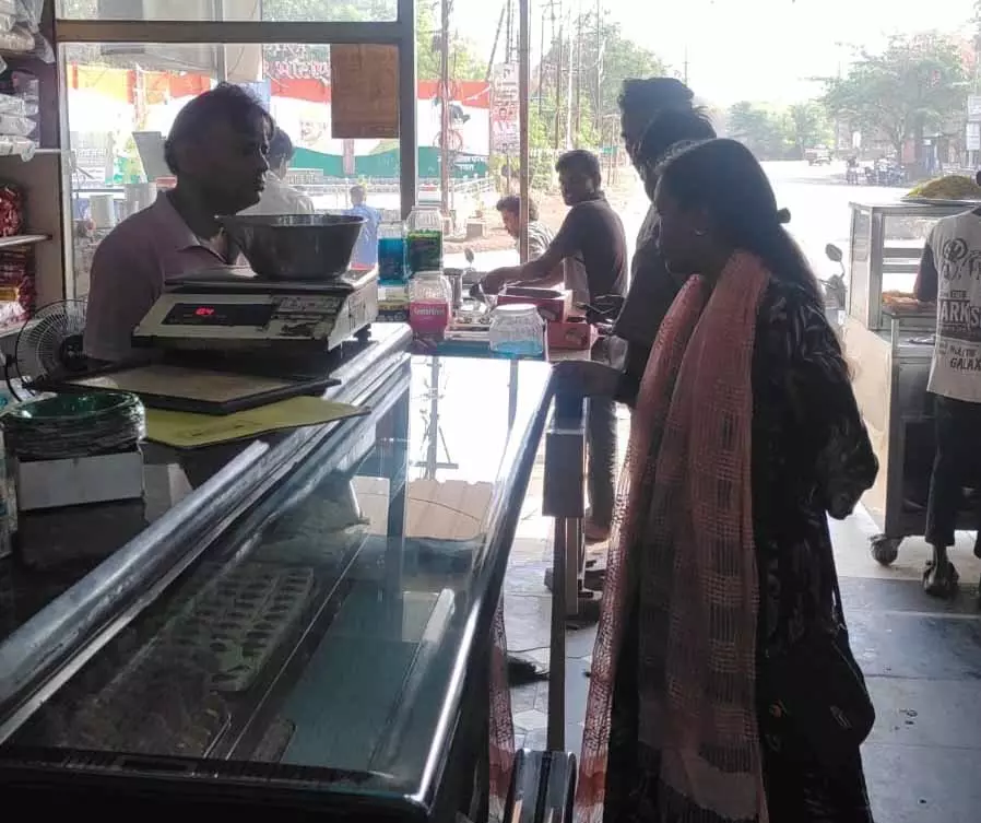 संयुक्त जांच टीम ने भाटापारा में होटलो का किया निरीक्षण संयुक्त जांच टीम ने भाटापारा में होटलो का किया निरीक्षण