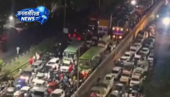 Pune में बच्ची के रेप-मर्डर पर विरोध, मुंबई-बेंगलुरु हाईवे पर 4 घंटे ट्रैफिक जाम Pune में बच्ची के रेप-मर्डर पर विरोध, मुंबई-बेंगलुरु हाईवे पर 4 घंटे ट्रैफिक जाम