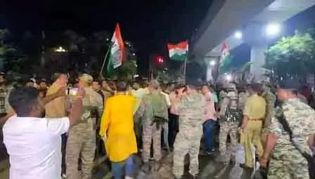 पश्चिम बंगाल में विधाननगर मतगणना केंद्र के बाहर तृणमूल-भा.ज.पा. के बीच संघर्ष पश्चिम बंगाल में विधाननगर मतगणना केंद्र के बाहर तृणमूल-भा.ज.पा. के बीच संघर्ष