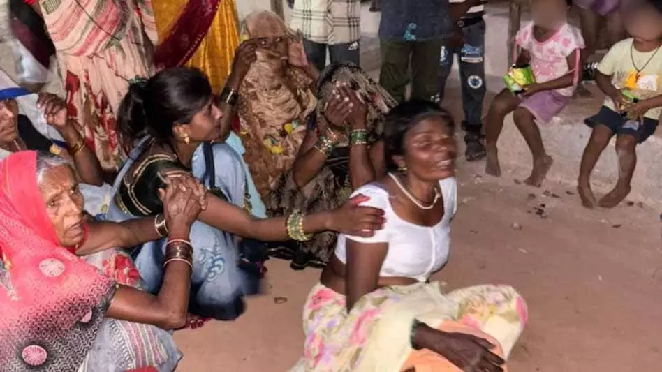 बिलख रहे थे बच्चे, पड़ोसी पहुंचे तो पति-पत्नी की मिली लाश बिलख रहे थे बच्चे, पड़ोसी पहुंचे तो पति-पत्नी की मिली लाश