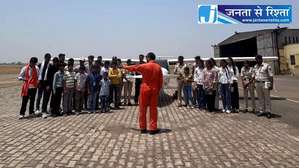 पुलिस परिवार के बच्चों ने रायपुर एयरपोर्ट का किया भ्रमण पुलिस परिवार के बच्चों ने रायपुर एयरपोर्ट का किया भ्रमण