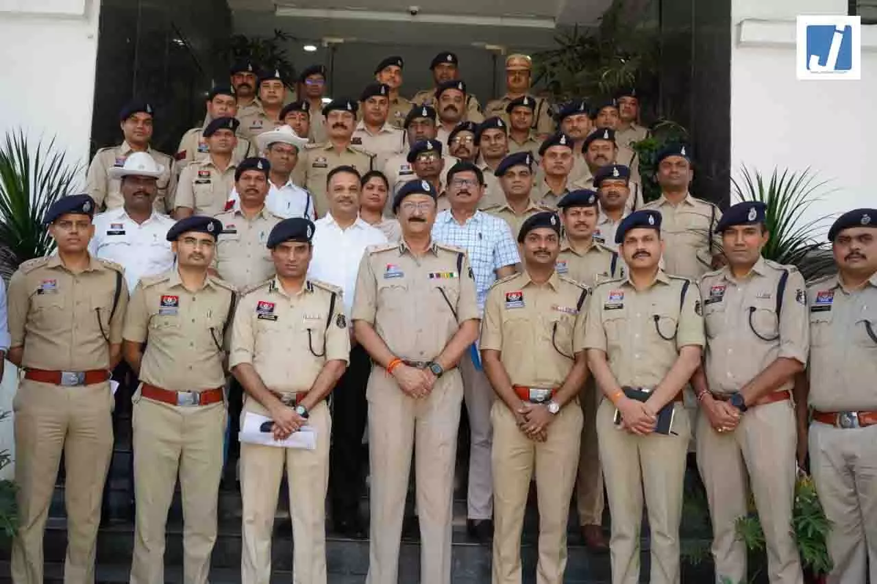 रायपुर पुलिस कमिश्नर ने उत्कृष्ट कार्य करने वाले पुलिस अधिकारियों और कर्मचारियों को किया सम्मानित रायपुर पुलिस कमिश्नर ने उत्कृष्ट कार्य करने वाले पुलिस अधिकारियों और कर्मचारियों को किया सम्मानित