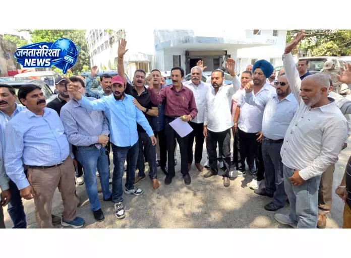 Jammu: ठेकेदार संघ का प्रदर्शन, काम और भुगतान में समस्याओं पर ध्यान आकर्षित Jammu: ठेकेदार संघ का प्रदर्शन, काम और भुगतान में समस्याओं पर ध्यान आकर्षित