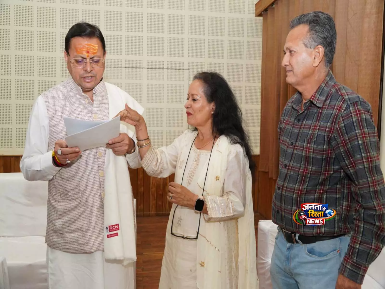 CM धामी ने की जन शिकायत सुनवाई, अभिनेत्री हिमानी शिवपुरी ने चार धाम व्यवस्थाओं की सराहना की CM धामी ने की जन शिकायत सुनवाई, अभिनेत्री हिमानी शिवपुरी ने चार धाम व्यवस्थाओं की सराहना की