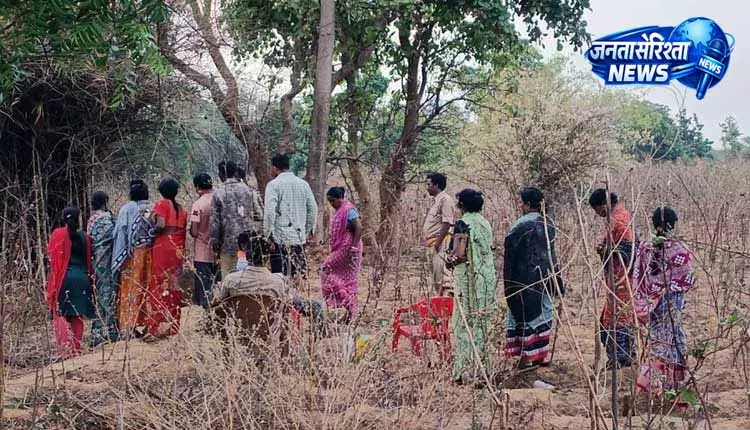 Balangir: कुएं में मिली महिला का शव, हत्या का शक Balangir: कुएं में मिली महिला का शव, हत्या का शक