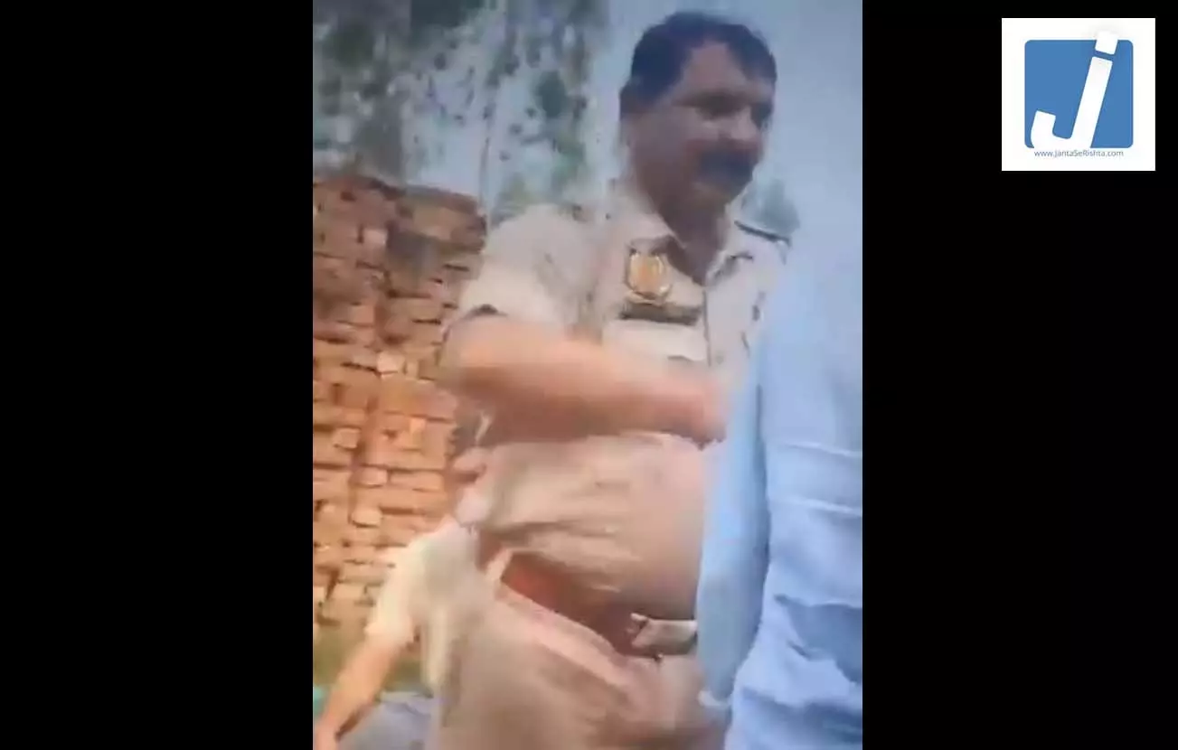 12 सेकंड में कई थप्पड़, पुलिसकर्मी का ‘ऑन द स्पॉट’ इंसाफ, वीडियो हुआ वायरल 12 सेकंड में कई थप्पड़, पुलिसकर्मी का ‘ऑन द स्पॉट’ इंसाफ, वीडियो हुआ वायरल