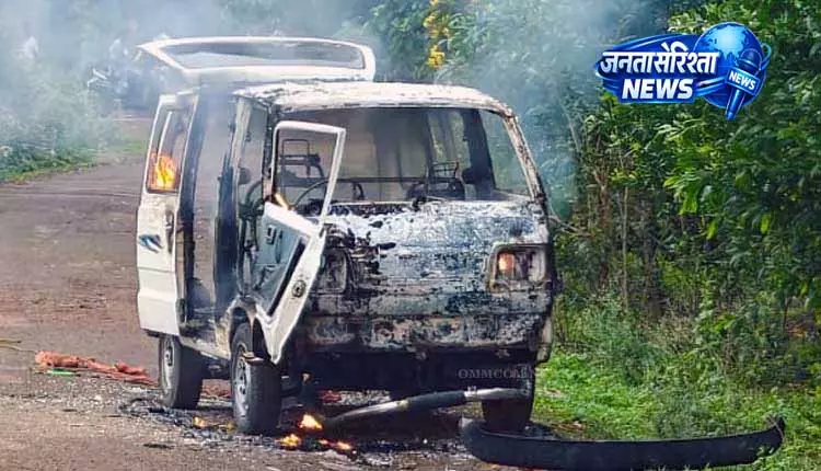 Odisha: लोगों ने मवेशी तस्करी करने वाले वाहन को आग लगाई Odisha: लोगों ने मवेशी तस्करी करने वाले वाहन को आग लगाई