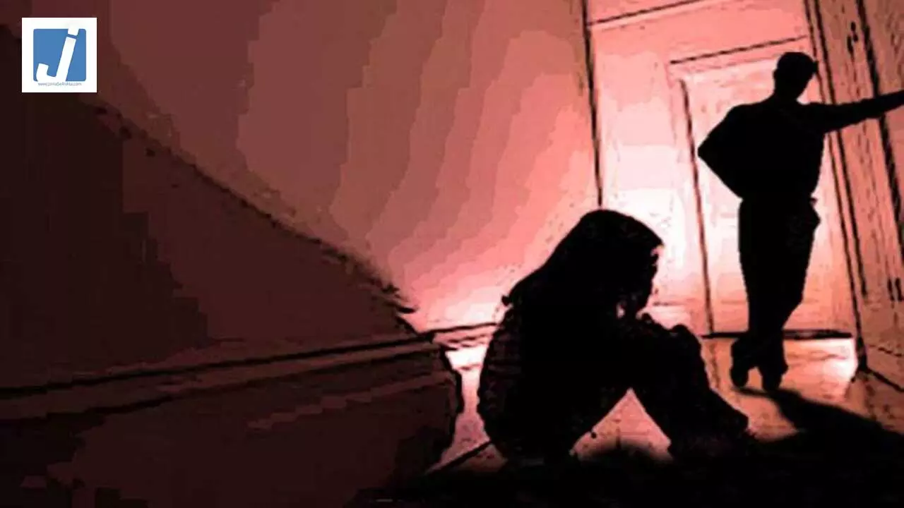 कलयुगी भाई ने 14 साल की ममेरी बहन से किया दुष्कर्म, डरा-धमकाकर दी जान से मारने की धमकी कलयुगी भाई ने 14 साल की ममेरी बहन से किया दुष्कर्म, डरा-धमकाकर दी जान से मारने की धमकी