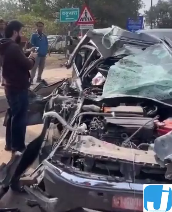 रोड पर भीषण हादसा, कार के उड़े परखच्चे, वीडियो वायरल रोड पर भीषण हादसा, कार के उड़े परखच्चे, वीडियो वायरल