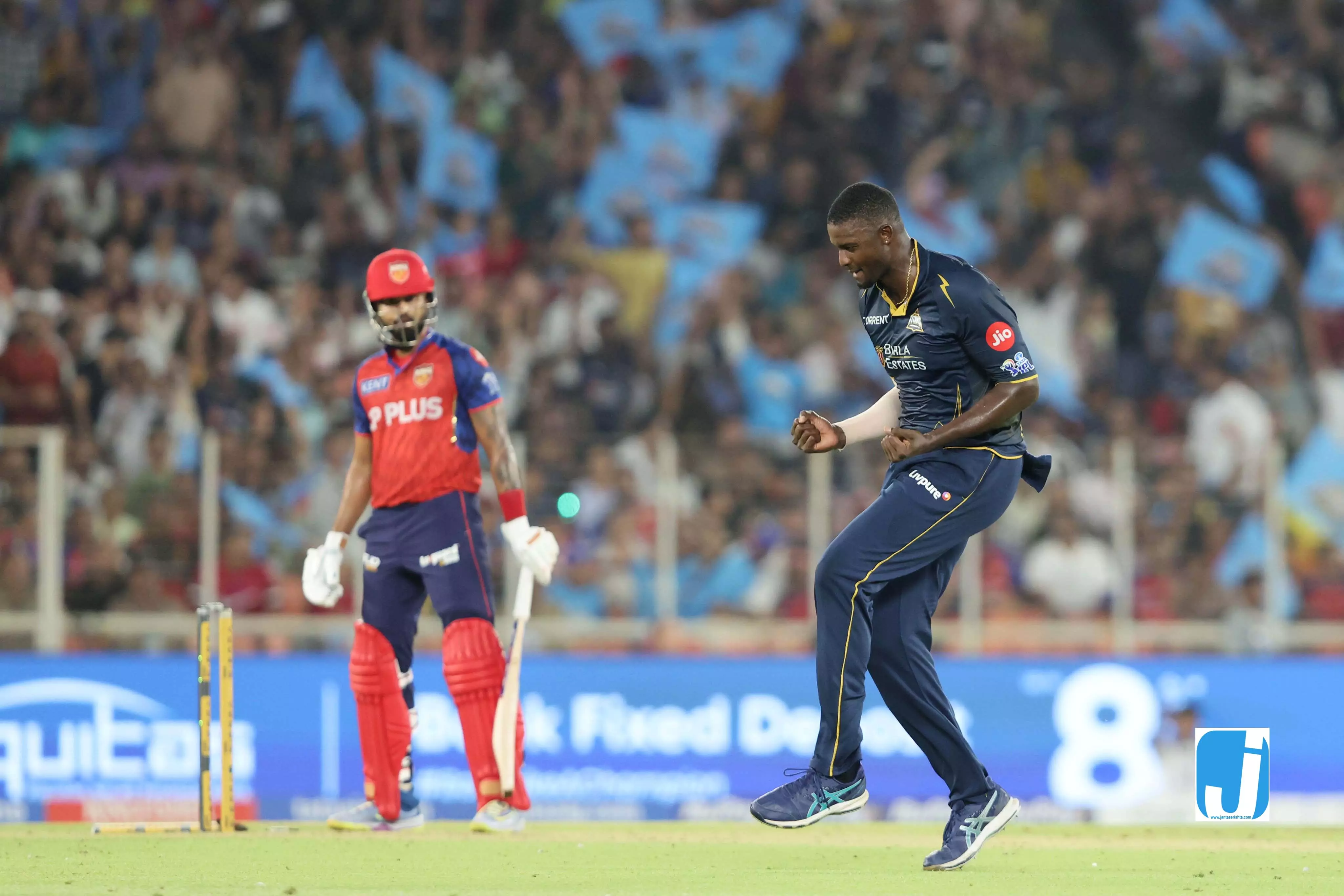 IPL 2026 : गुजरात की गेंदबाजी का दबदबा जारी, 141 रन पर पंजाब के 8 विकेट गिरे IPL 2026 : गुजरात की गेंदबाजी का दबदबा जारी, 141 रन पर पंजाब के 8 विकेट गिरे