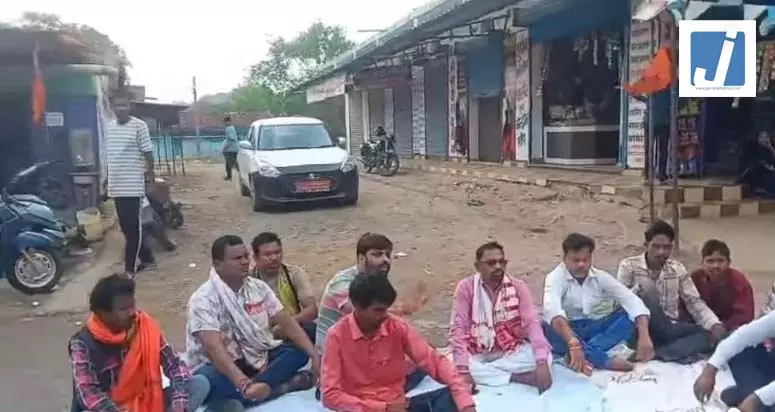बेकाबू JCB ने पति-पत्नी को कुचला, मौके पर ही थमी सांसें, गुस्साए ग्रामीणों का चक्काजाम बेकाबू JCB ने पति-पत्नी को कुचला, मौके पर ही थमी सांसें, गुस्साए ग्रामीणों का चक्काजाम