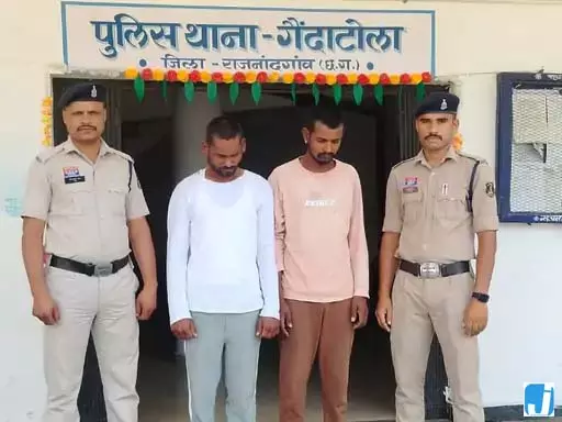 ट्रैक्टर ट्रॉली पलटने से 13 वर्षीय नाबालिग की मौत, दो गिरफ्तार ट्रैक्टर ट्रॉली पलटने से 13 वर्षीय नाबालिग की मौत, दो गिरफ्तार
