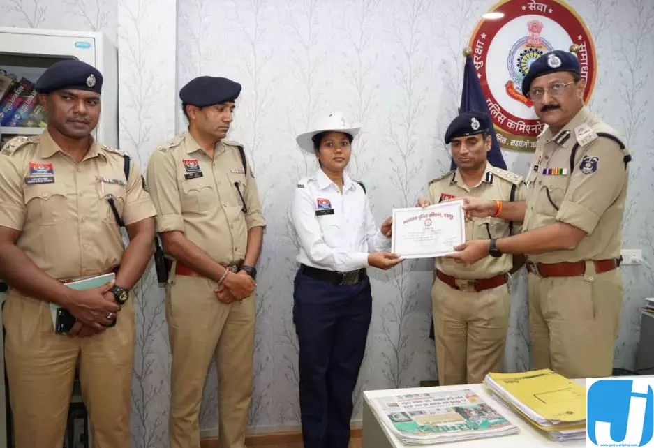 रायपुर: पुलिस कमिश्नर संजीव शुक्ला ने 40 पुलिसकर्मियों को किया सम्मानित रायपुर: पुलिस कमिश्नर संजीव शुक्ला ने 40 पुलिसकर्मियों को किया सम्मानित