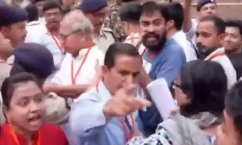 मतगणना से पहले बंगाल में मारपीट, TMC और BJP एजेंट भिड़े मतगणना से पहले बंगाल में मारपीट, TMC और BJP एजेंट भिड़े