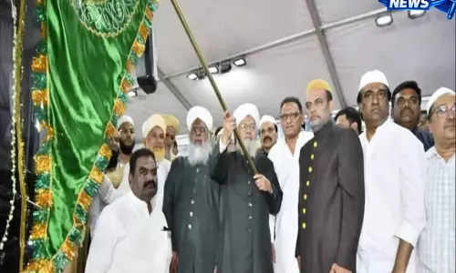 Haj pilgrims के पहले जत्थे को मोहम्मद अज़हरुद्दीन ने दिखाई हरी झंडी Haj pilgrims के पहले जत्थे को मोहम्मद अज़हरुद्दीन ने दिखाई हरी झंडी
