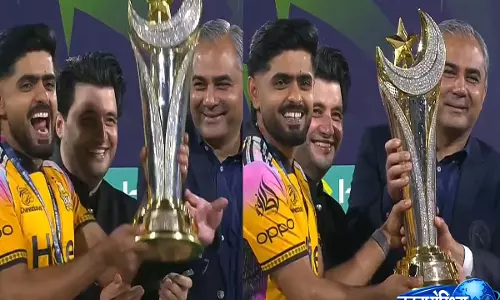 PSL 2026 ट्रॉफी समारोह: बाबर आज़म को ट्रॉफी देने पर मोहसिन नकवी पर सोशल मीडिया में ट्रोलिंग, वीडियो वायरल