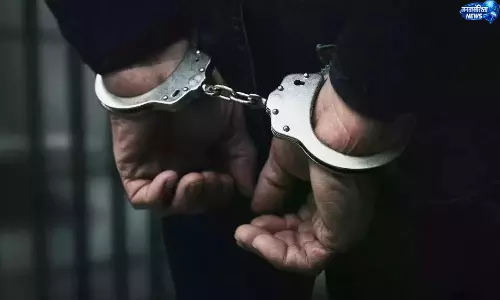 Chennai एयरपोर्ट पर टैक्सी कर रही फ्लाइट में इमरजेंसी एग्जिट खोलने पर यात्री पकड़ा गया Chennai एयरपोर्ट पर टैक्सी कर रही फ्लाइट में इमरजेंसी एग्जिट खोलने पर यात्री पकड़ा गया