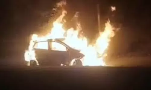 Faridabad: शॉर्ट सर्किट बना आग का कारण, कार खाक