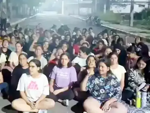 Faridabad: छांयसा में छात्रों का हंगामा, समस्याओं पर उठाई आवाज Faridabad: छांयसा में छात्रों का हंगामा, समस्याओं पर उठाई आवाज