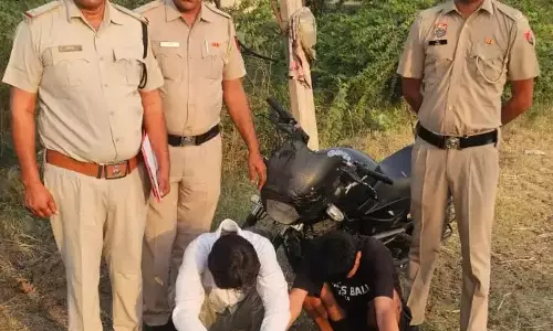 Sirsa: नशा तस्करी पर सिरसा पुलिस की बड़ी कार्रवाई, तीन पकड़े गए Sirsa: नशा तस्करी पर सिरसा पुलिस की बड़ी कार्रवाई, तीन पकड़े गए
