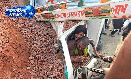 Jhajjar बजरी से लदा ट्रक गाड़ी पर पलटा, तीन की जान बची Jhajjar बजरी से लदा ट्रक गाड़ी पर पलटा, तीन की जान बची
