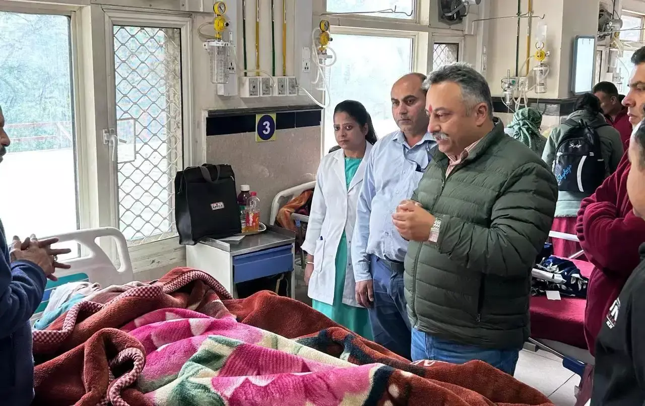 Shimla: रोहित ठाकुर ने आईजीएमसी में घायलों का हाल जाना Shimla: रोहित ठाकुर ने आईजीएमसी में घायलों का हाल जाना