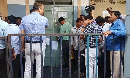 Davangere उपचुनाव में अनोखी स्थिति: चाबियां गुम होने से स्ट्रॉन्ग रूम के ताले तोड़े गए Davangere उपचुनाव में अनोखी स्थिति: चाबियां गुम होने से स्ट्रॉन्ग रूम के ताले तोड़े गए