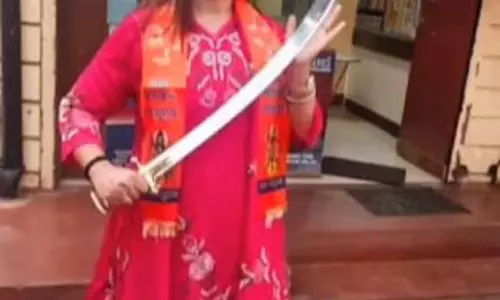 शिक्षिका ने तलवार के साथ रील्स बनाकर रायपुर पुलिस को दी चुनौती, वीडियो वायरल शिक्षिका ने तलवार के साथ रील्स बनाकर रायपुर पुलिस को दी चुनौती, वीडियो वायरल