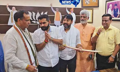 नामांकन के आखिरी दिन टिकट गंवाने के बाद कांग्रेस नेता भाजपा में शामिल हुए