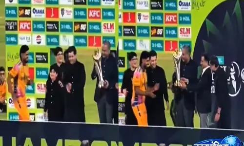 PSL 2026 में बाबर आज़म की ट्रॉफी सेलिब्रेशन नकल पर बवाल, सोशल मीडिया पर नेटिज़न्स ने किया ट्रोल