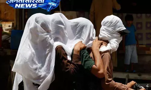 कराची में 46°C की गर्मी, बिजली और पानी की कमी से लोग परेशान कराची में 46°C की गर्मी, बिजली और पानी की कमी से लोग परेशान