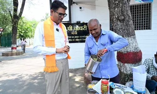 रायपुर में निःशुल्क झालमुड़ी खिलवा रहे मंत्री ओपी चौधरी