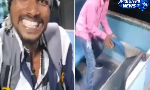 रील बनाने के चक्कर में ट्रेन की सीट कवर फाड़ा, वीडियो वायरल होने पर लोगों में गुस्सा