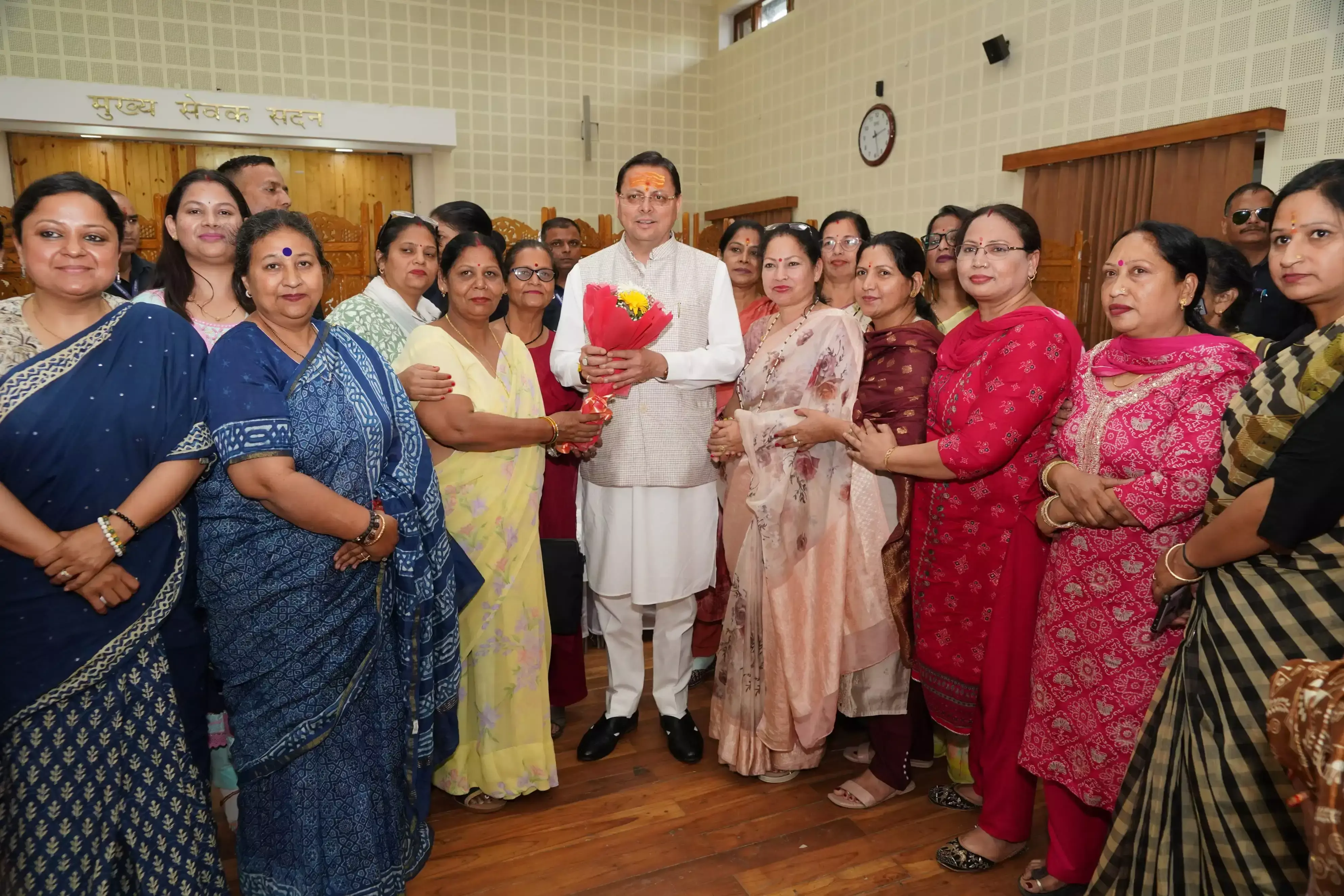 Dehradun: मुख्यमंत्री धामी ने लोगों की समस्याएं सुनीं, समाधान के आदेश Dehradun: मुख्यमंत्री धामी ने लोगों की समस्याएं सुनीं, समाधान के आदेश