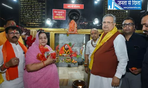 रमन सिंह ने सपरिवार माँ शीतला माता मंदिर में पूजा अर्चना की