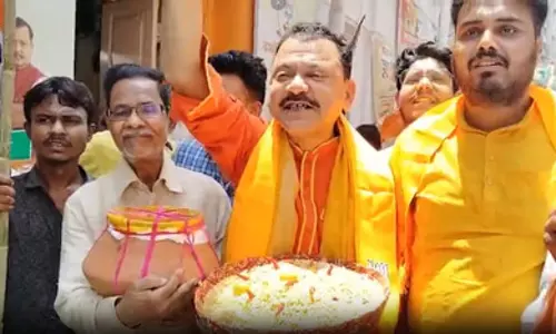 192 में BJP : बंगाल में शहर-शहर भाजपा कार्यकर्ताओं का जश्न, बांटी गईं कमला भोग और झाल मुड़ी 192 में BJP : बंगाल में शहर-शहर भाजपा कार्यकर्ताओं का जश्न, बांटी गईं कमला भोग और झाल मुड़ी